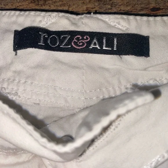 White Cargo Capris with Pockets size 6 - Picture 3 of 5